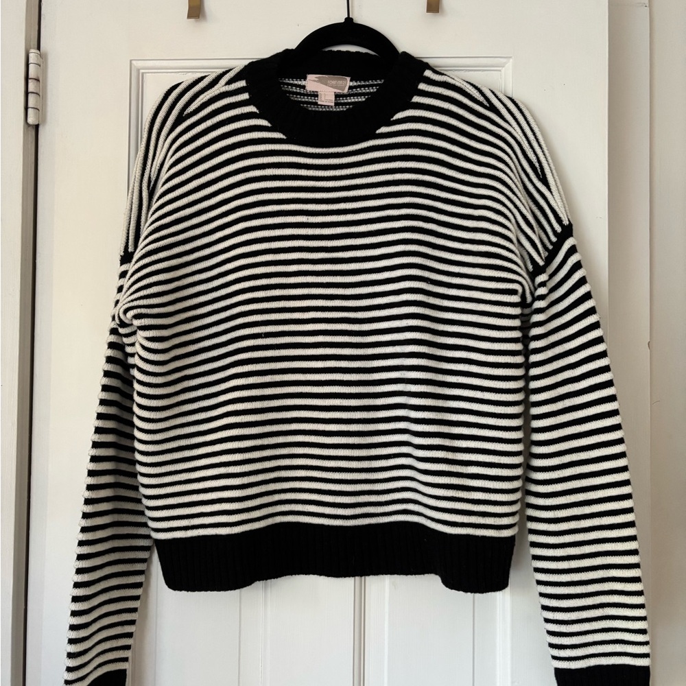 Forever 21 Black and White Knit Striped Crew Neck Sweater